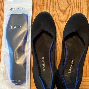 Women’s Rothy’s size 11, good condition, come with brand new insoles.